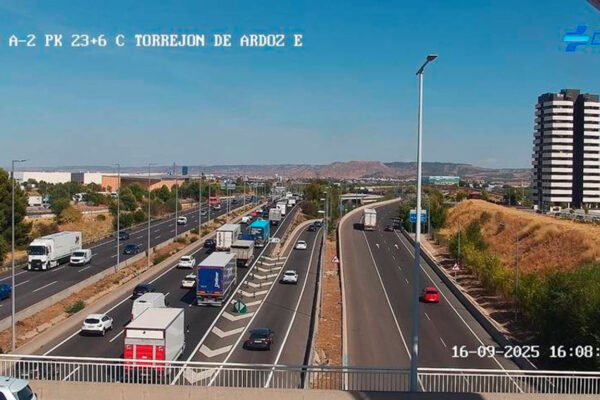 Accidente en la A-2 provoca atasco de 5 km en la entrada a Alcalá de Henares. Retenciones por choque entre camiones en kilómetro 28 en sentido creciente. Sin heridos graves. Tráfico afectado hasta kilómetro 23. Emergencias en el lugar. Cerca de cinco kilómetros de atasco en la entrada a Alcalá de Henares por un accidente en la A-2