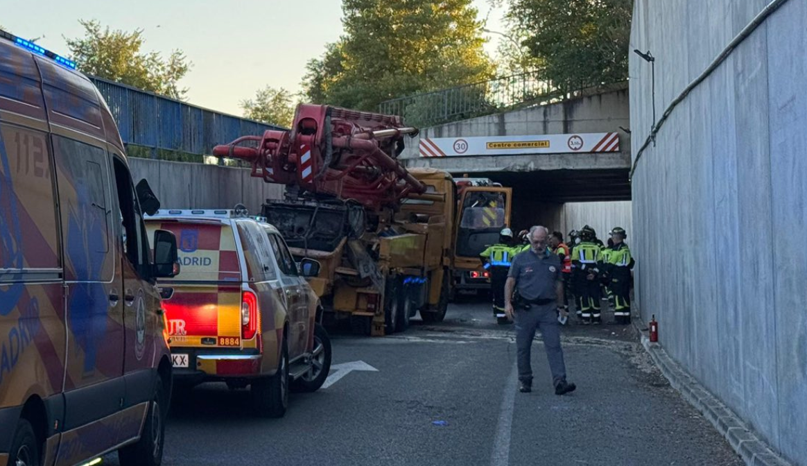 Dos heridos al intentar atravesar un túnel más bajo que su vehículo