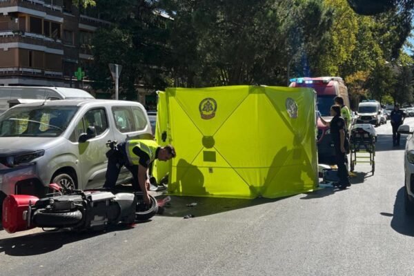 El samur y la Policía Municipal en el lugar del accidente.