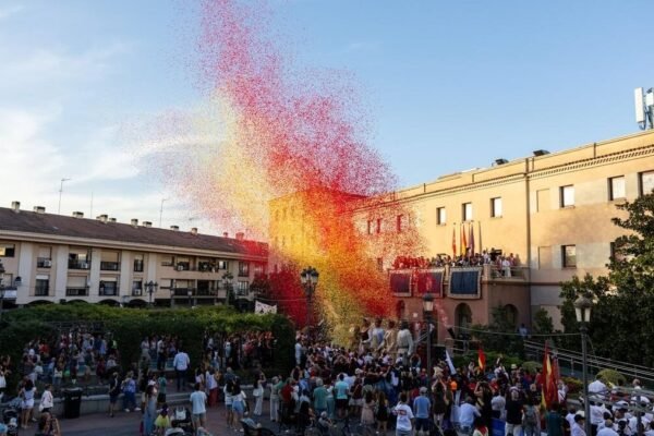 Actividades del jueves en las Fiestas de Pozuelo 2025: conciertos, encierro, atracciones y más. Fiestas de Pozuelo 2025: sugerencias para disfrutar el jueves
¡Hola vecinos de Pozuelo! Hoy jueves les traemos algunas recomendaciones para que disfruten al máximo de las fiestas de nuestro querido pueblo.
Por la mañana, pueden comenzar el día dando un paseo por el centro histórico y disfrutando de la decoración festiva que llena nuestras calles. Además, les sugerimos visitar la feria de artesanía local para apoyar a nuestros talentosos artistas.
Para el almuerzo, les recomendamos probar las delicias culinarias de los puestos de comida callejera que se encuentran en la plaza principal. ¡No se pierdan los sabores tradicionales de Pozuelo!
Por la tarde, podrán disfrutar de los espectáculos musicales y actividades culturales que se llevarán a cabo en el parque central. Desde conciertos en vivo hasta obras de teatro, hay opciones para todos los gustos.
Y para cerrar la jornada, les sugerimos asistir a la tradicional procesión en honor a nuestro patrón, San Miguel. Es un momento de recogimiento y celebración que no se pueden perder.
Esperamos que disfruten de este jueves en las fiestas de Pozuelo y que sigan participando activamente en todas las actividades programadas. ¡Que viva Pozuelo y sus fiestas! El Periódico de España