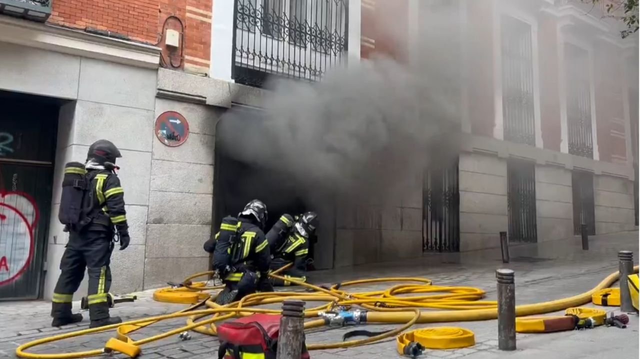 Incendio en Semisótano de Edificio en Calle Factor, Madrid: Bomberos Sofocan Fuego Sin Heridos