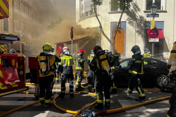 Nueve bomberos heridos, dos de ellos graves, en el incendio de un restaurante del centro de Madrid
