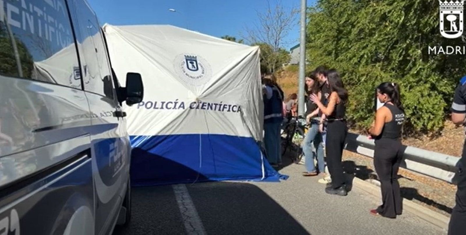 Un ciclista de 73 años muere al chocar con camión de limpieza en Barajas