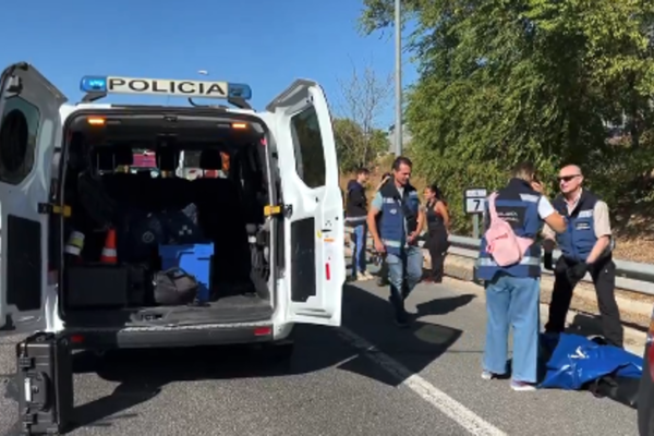 Muere un ciclista tras chocar con un camión detenido en Barajas