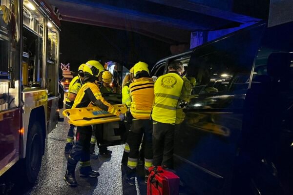 Dos heridos graves tras la colisión de una furgoneta VTC y un camión en la M-40 a la altura de Puente de Vallecas