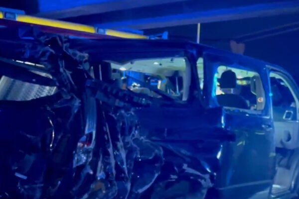 Grave accidente en M-40: Colisión entre furgoneta VTC y camión en Puente de Vallecas