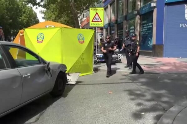 Herido grave un motorista al colisionar con un vehículo en la calle de Bravo Murillo