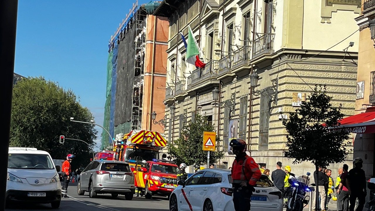 Extinguido un incendio de dos coches en un semisótano del centro de Madrid