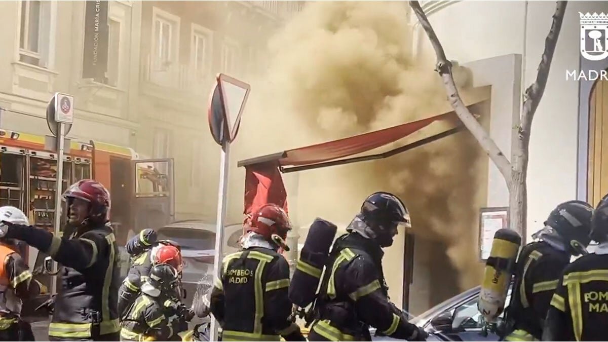 Desalojado el Ministerio del Interior por un incendio que deja nueve bomberos heridos