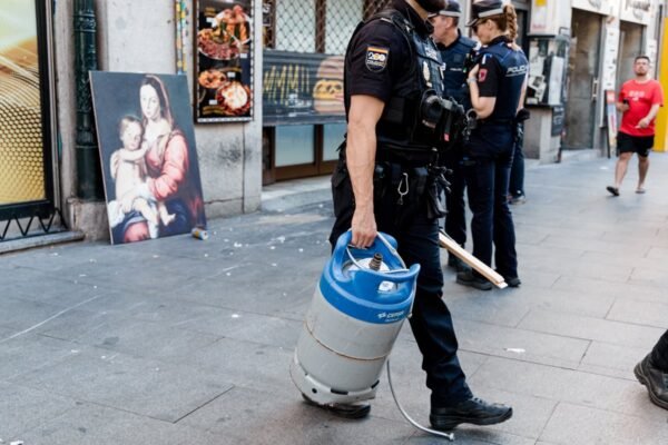 Detenido en Montera tras amenazar con bombonas de butano. Detenido tras atrincherarse en un piso de Montera y amenazar con explotarlo con bombonas de butano