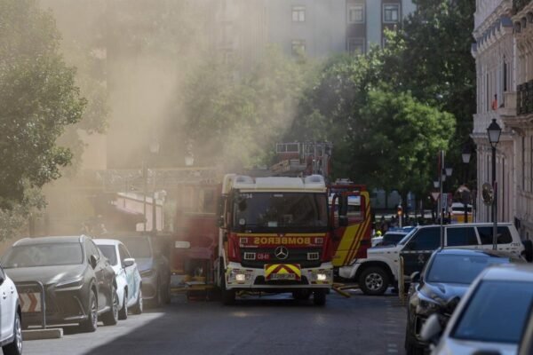 Dos bomberos del Ayuntamiento de Madrid resultan gravemente heridos al apagar un incendio en un restaurante de Colón. Dos bomberos heridos graves al extinguir un incendio en un restaurante de Colón