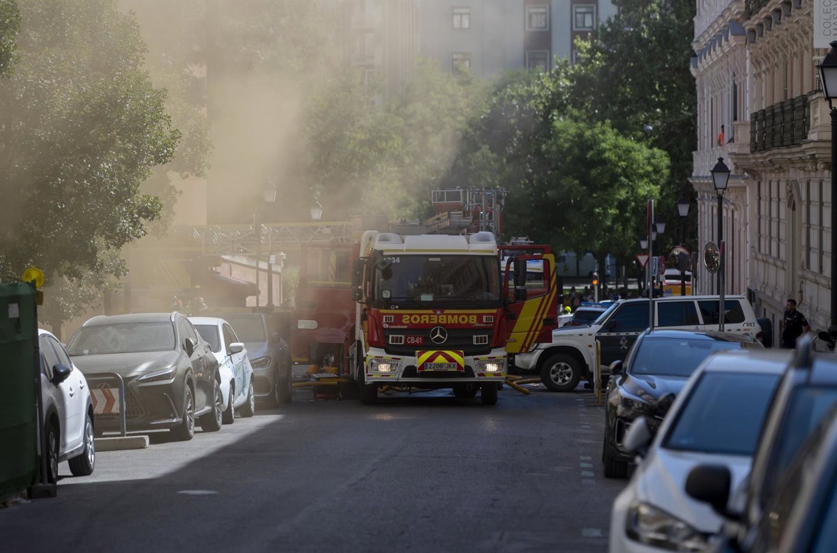 Graves dos bomberos en la extinción de un incendio en la cocina de un restaurante en Madrid