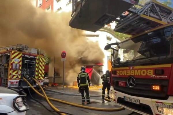 Dos bomberos en estado grave tras un aparatoso incendio en un restaurante de Chamberí