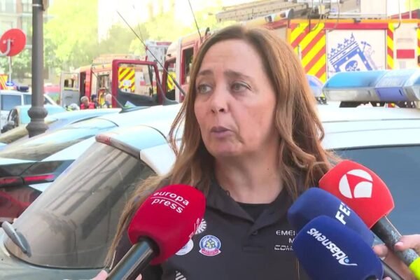 Graves dos bomberos en extinción de un incendio en la cocina de un restaurante cercano a Colón