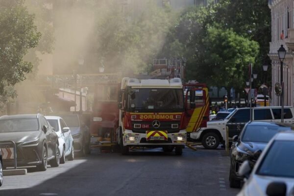 Dos bomberos resultan heridos graves en incendio de restaurante en Colón. Graves dos bomberos en la extinción de un incendio en la cocina de un restaurante en Colón