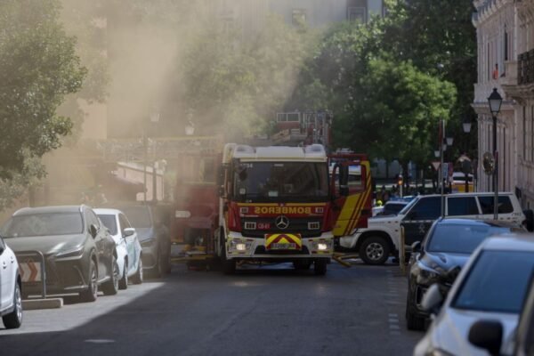 Dos bomberos resultan heridos graves en incendio en restaurante Ñaño Madrid en Colón. Incendio en Restaurante Ñaño Madrid: Dos Bomberos Heridos Graves en Colón