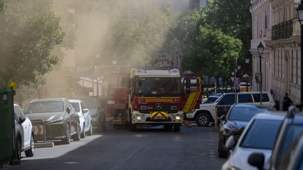 Incendio en Restaurante Ñaño Madrid: Dos Bomberos Heridos Graves en Colón