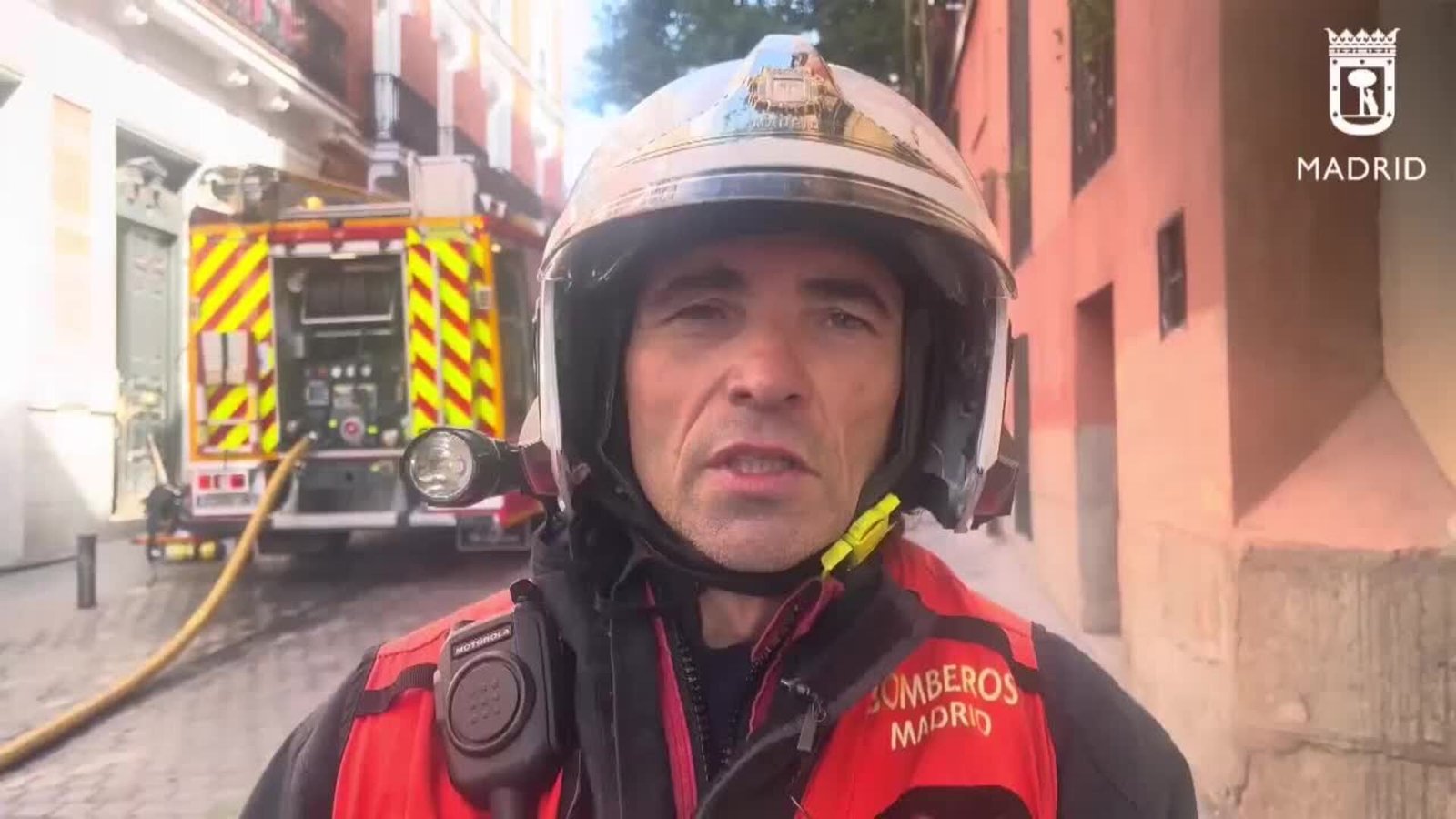 Arden dos coches en un pequeño aparcamiento privado del centro de Madrid