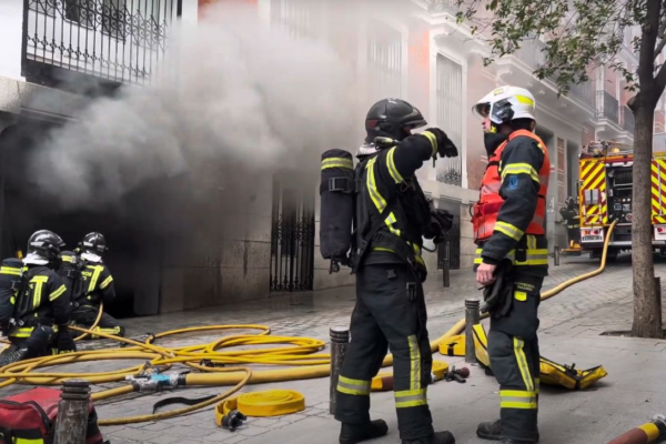 Dos coches provocan un incendio sin heridos en un semisótano de la calle Factor