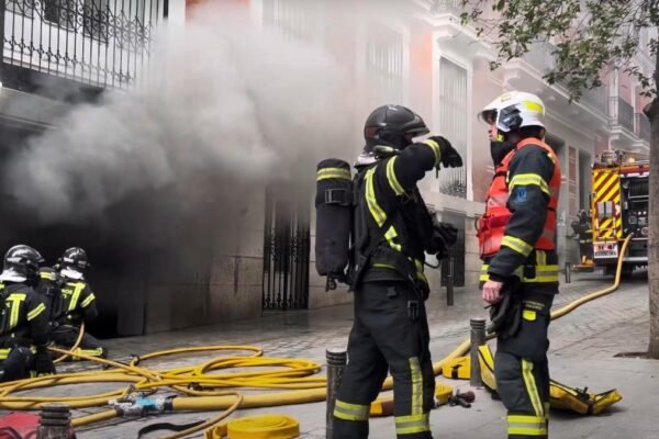 Dos vehículos causan un incendio en un garaje subterráneo de la calle Factor sin que se reporten personas heridas. Dos coches provocan un incendio sin heridos en un semisótano de la calle Factor