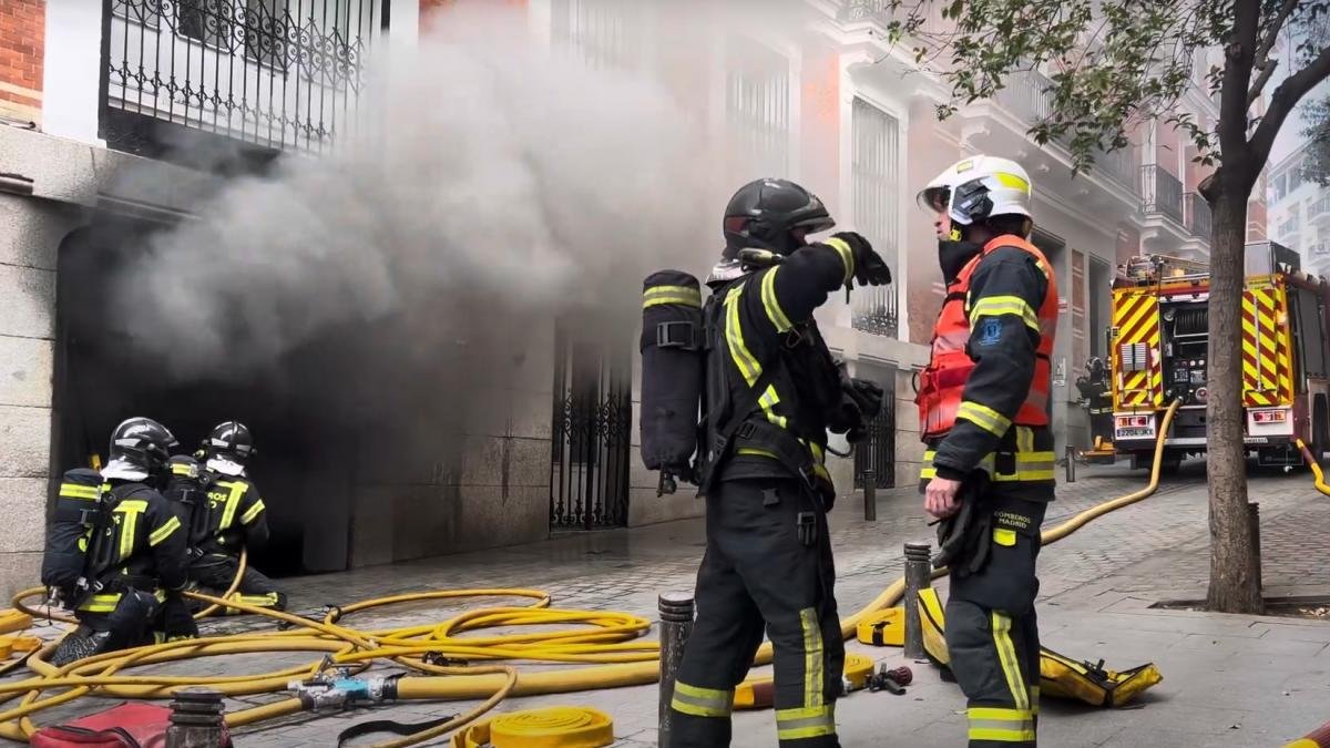 Dos coches provocan un incendio sin heridos en un semisótano de la calle Factor