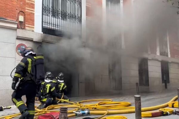 Incendio de dos vehículos en Madrid cerca del Palacio Real