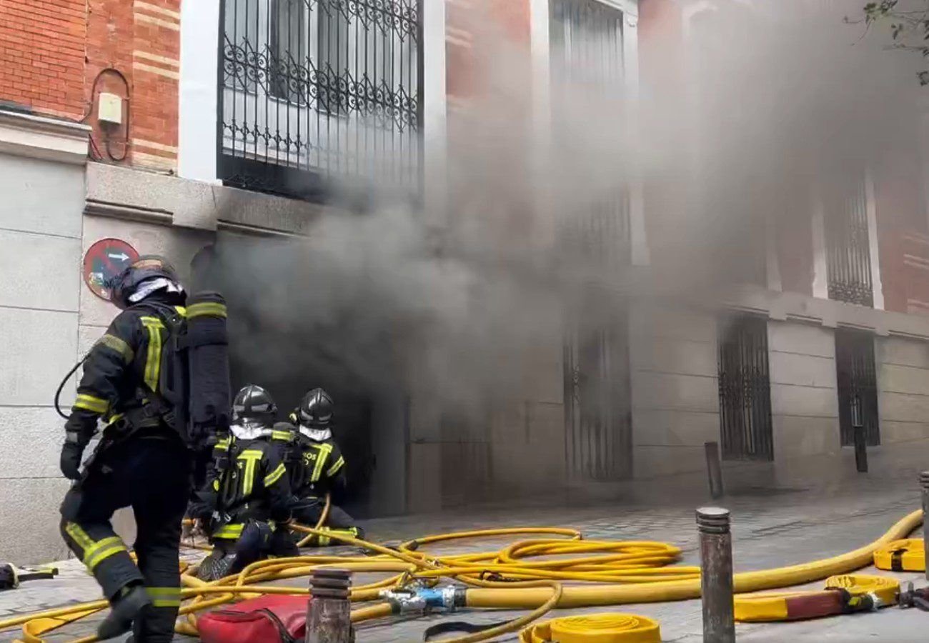 Incendio de dos vehículos en Madrid cerca del Palacio Real