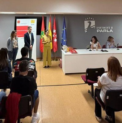Responsables municipales en la recepción de las 33 personas que hoy se han incorporado a la plantilla del Ayuntamiento de Parla.