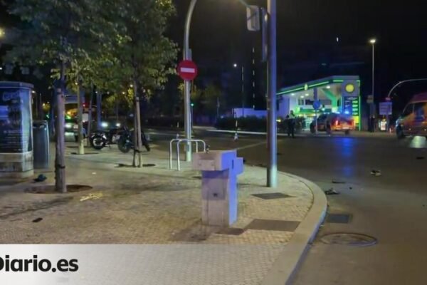 En la madrugada de este jueves, un motorista de mediana edad fue arrollado por un taxista en la intersección de las calles Príncipe de Vergara y Francisco Silvela, cerca de la estación de Metro de Avenida de América. Según informó Emergencias Madrid, el motorista resultó gravemente herido. El taxista, cuya identidad aún se desconoce, se dio a la fuga tras el accidente. Herido de gravedad un motorista arrollado por un taxista que se dio a la fuga en la calle Príncipe de Vergara