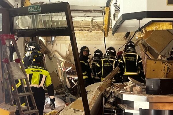 Encuentran a otra persona fallecida en la explosión de Puente de Vallecas. La Policía encuentra a una segunda persona fallecida bajo los escombros de la explosión en Puente de Vallecas (Madrid) | Sociedad