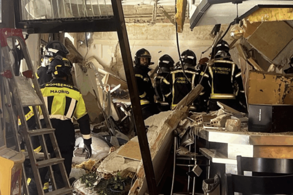 Bomberos del Ayuntamiento de Madrid realizan tareas de desescombro en un bar de la capital tras producirse una explosión, el 13 de septiembre de 2025. - EMERGENCIAS MADRID