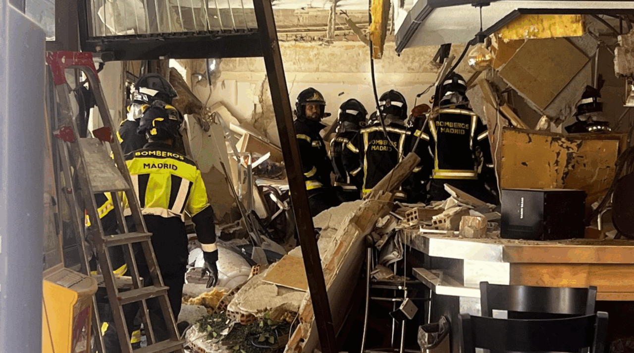 Bomberos del Ayuntamiento de Madrid realizan tareas de desescombro en un bar de la capital tras producirse una explosión, el 13 de septiembre de 2025. - EMERGENCIAS MADRID