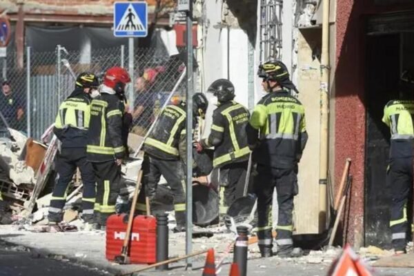 Bomberos trabajan en el bar de Vallecas tras la explosión.