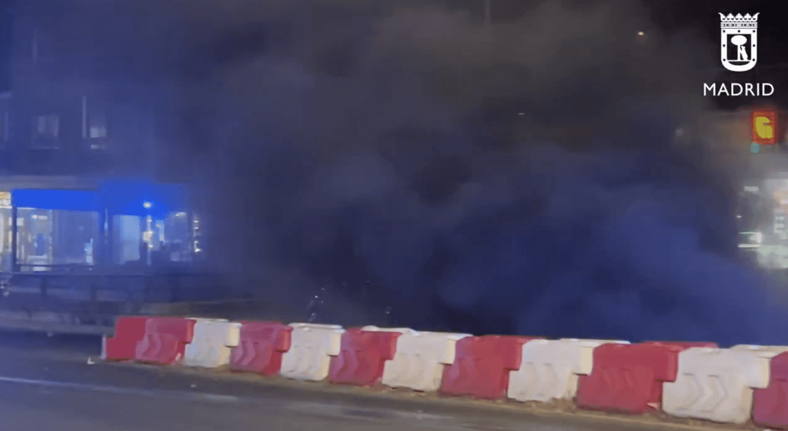 Prohíben abrir las ventanas en Retiro por un gran incendio en un garaje