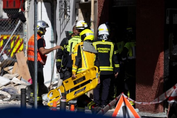 Al menos un muerto y 25 heridos por una explosión de gas en un bar de Vallecas