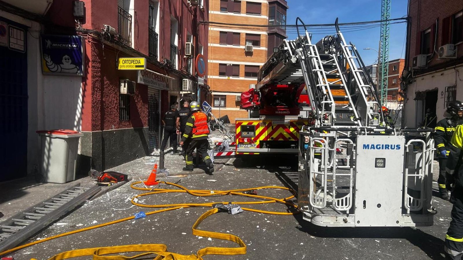 Elementos de Emergencias acuden al lugar de los hechos tras la explosión.