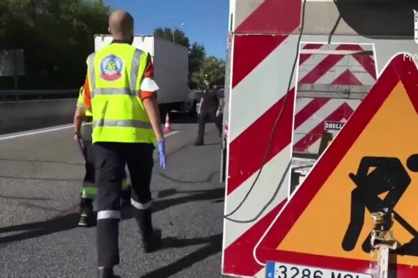 Fallece un ciclista al colisionar contra un camión detenido en el arcén
