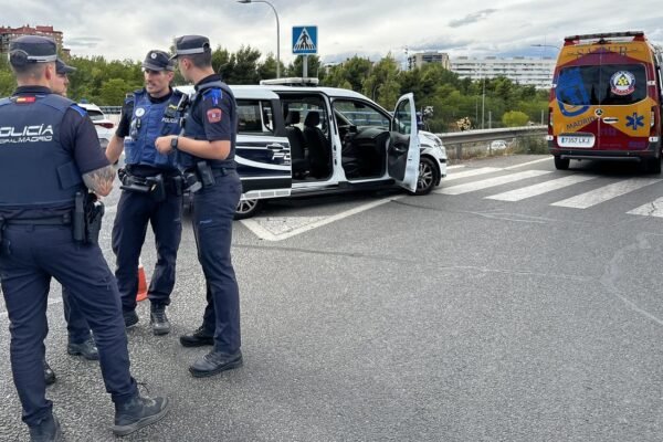 Muere un motorista arrollado por un camión en una rotonda en Hortaleza