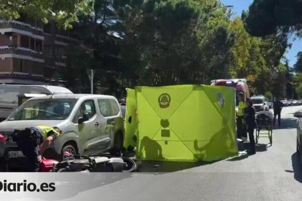 Fatal accidente en la calle Arturo Soria: motorista fallece al perder control de moto de alquiler y chocar con varios coches. Un muerto al perder el control de la moto de alquiler que conducía y chocar con varios coches en la calle Arturo Soria