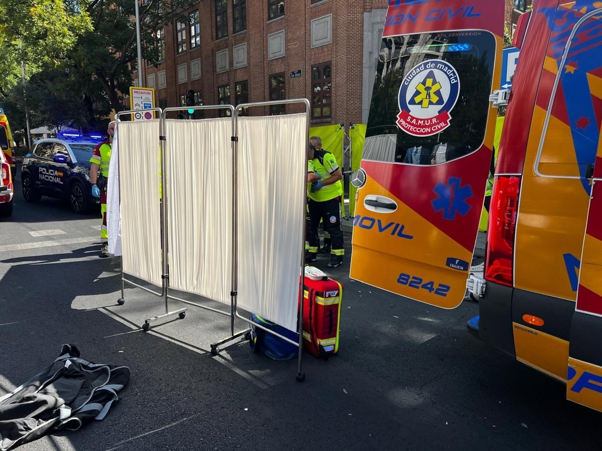 Herida grave una motorista tras colisionar con un vehículo en Chamberí