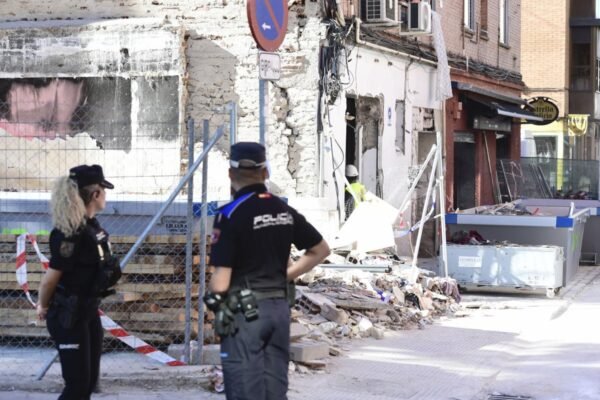 Hallan un segundo cadáver 48 horas después entre los escombros de la explosión del bar de Vallecas