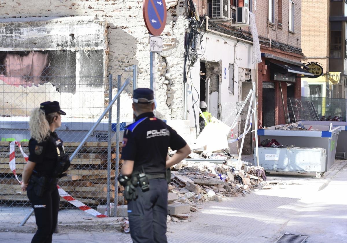 Hallan un segundo cadáver 48 horas después entre los escombros de la explosión del bar de Vallecas