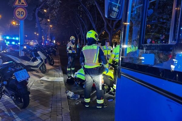 Herido grave al ser atropellado por un autobús en Paseo de la Castellana. Herido grave tras ser atropellado por un autobús en el Paseo de la Castellana