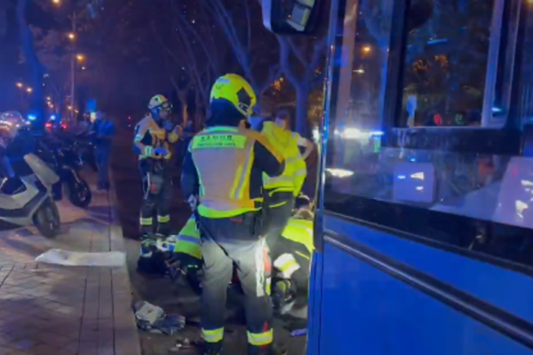 Herido grave un hombre tras ser atropellado por un autobús urbano en el Paseo de la Castellana