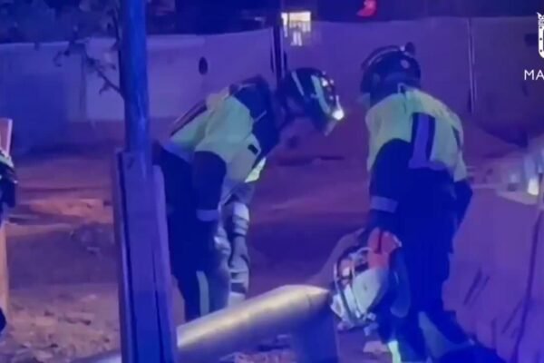 Herido grave al chocar el coche que conducía con dos árboles tras volcar en la A-5