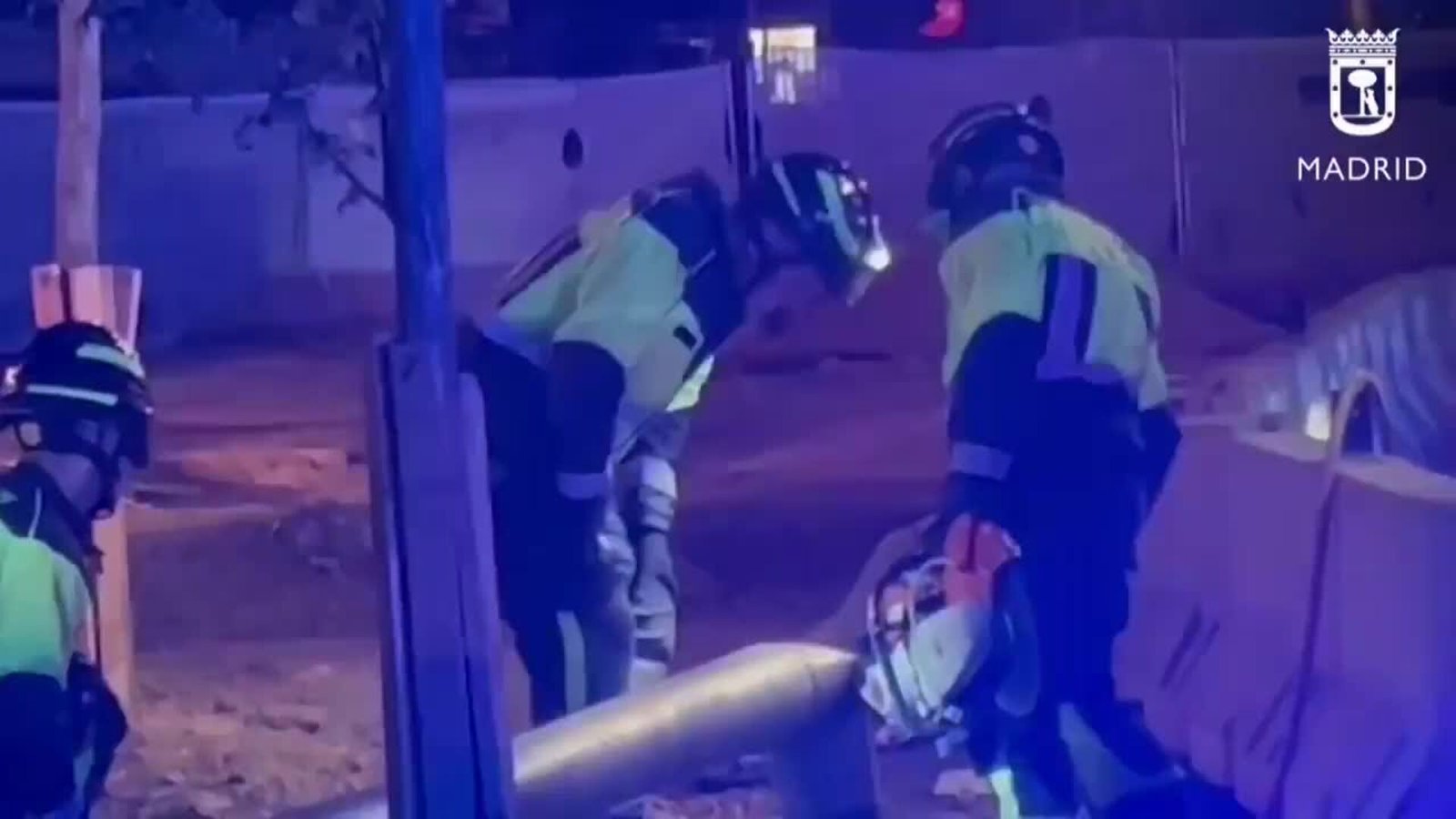 Herido grave al chocar el coche que conducía con dos árboles tras volcar en la A-5