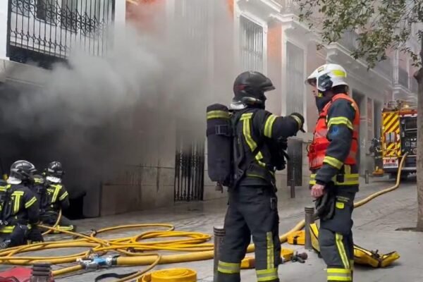 Incendio de dos coches en aparcamiento de Madrid llena de humo el centro. El Periódico de España