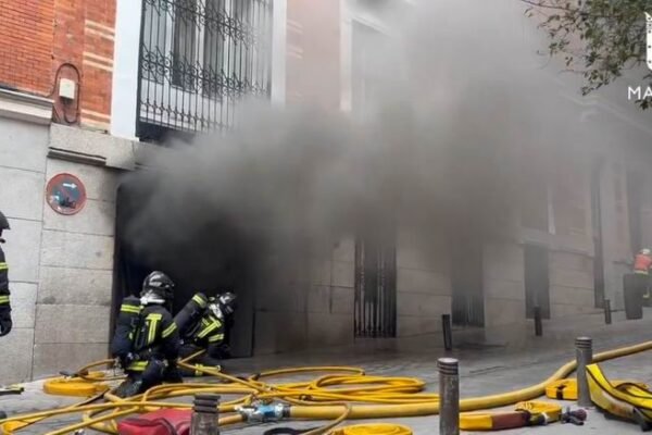 Incendio de dos vehículos en garaje de Madrid. Arden dos vehículos en un aparatoso incendio en un garaje de Madrid