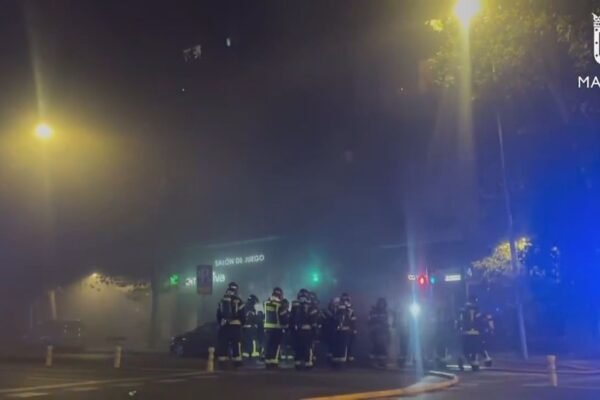 Incendio de vehículo en parking de la Avenida del Mediterráneo en el Retiro. Seis coches calcinados y tráfico cortado. Bomberos logran extinguirlo. Incendio de un vehículo en un parking de la Avenida del Mediterráneo en el Retiro