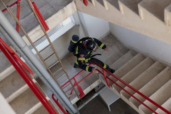 Incendio en Latina deja a mujer de 73 años con quemaduras graves en Madrid. Un incendio en Latina deja a una mujer de 73 años con quemaduras severas y a un hombre intoxicado